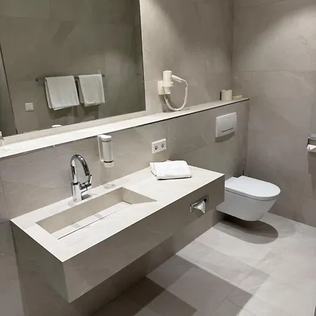 Hotel Am Schlossberg 4*